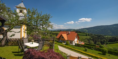 Pensionen - Kühlschrank - Steiermark - Herrlicher Weitblick im Garten der Wohnung Morgenrot. - Ferienwohnungen Perhofer