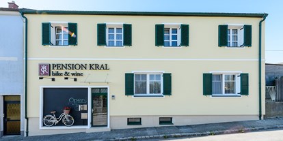 Pensionen - Garage für Zweiräder - Mörbisch am See - Die Pension Kral bike & wine - Pension Kral bike & wine