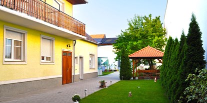 Pensionen - Garage für Zweiräder - Hainburg an der Donau - Pension & Weingut Gangl - Innenhof - Pension & Weingut Gangl