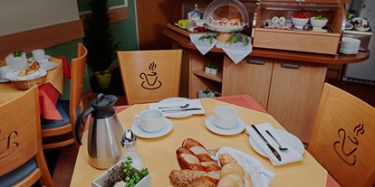 Pensionen - Frühstück: Frühstücksbuffet - Brunn am Gebirge - Frühstücksraum - Frühstückspension Kasper