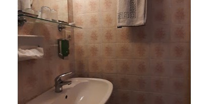 Pensionen - Untersiebenbrunn - Badezimmer mit Dusche - Pension Lerner