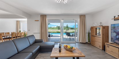 Pensionen - Terrasse - Istrien - Wohnzimmer Bilick auf den Pool - Villa Jasmin Sumber