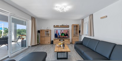 Pensionen - Garten - Rabac - Wohnzimmer mit Ledercouch - Villa Jasmin Sumber