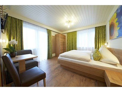Pensionen - Skiverleih - Kitzbühel - Alle Zimmer sind renoviert und mit D/WC, Haarfön, Kosmetikspiegel, Duschgel, Flat-TV und WLAN ausgestattet. Großteils mit Balkon. - Landhaus Riedlsperger