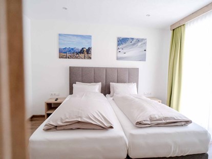 Pensionen - Gries am Brenner - Schlafzimmer im Hohe Burg Appartement - Alpengasthof Hohe Burg