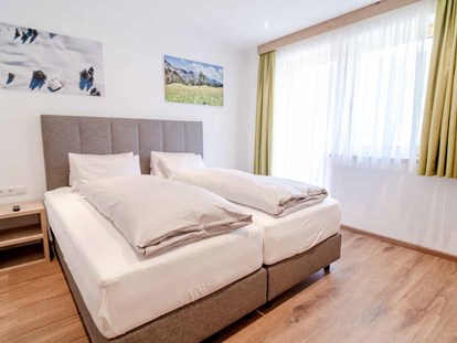 Pensionen - Radweg - Natters - Schlafzimmer im Panorama-Appartement - Alpengasthof Hohe Burg