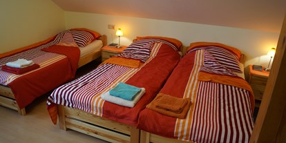 Pensionen - Trumau - FIchtenzimmer mit drei Betten - Haus Bergblick