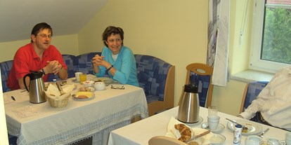 Pensionen - Puchberg am Schneeberg - familiär und gesellig bis ruhig - 2 Tische im Frühstücksraum - Haus Bergblick