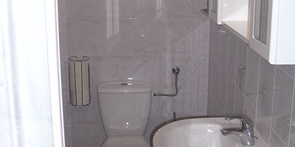 Pensionen - Garten - Kleinzell (Kleinzell) - Sanitärbereich - neu investiert Toilette, Waschmuschel, Dusche - Haus Bergblick