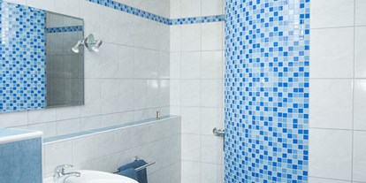 Pensionen - Umgebungsschwerpunkt: am Land - Niederösterreich - das Badezimmer im Doppelzimmer "Katzenhäuschen" - Biohof Erdinger