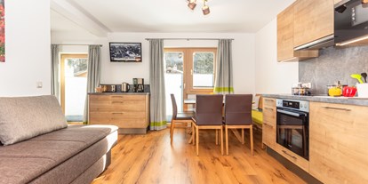 Pensionen - Garage für Zweiräder - Brixen im Thale - Appartement 2 - Wohn-/Essbereich, Küche - Apartments Salzburgerhof