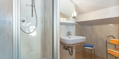 Pensionen - Garage für Zweiräder - Brixen im Thale - Appartement 3 - Badezimmer zu Dreibettzimmer - Apartments Salzburgerhof
