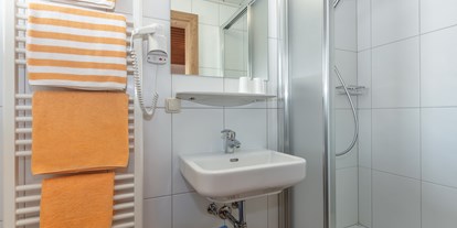 Pensionen - Umgebungsschwerpunkt: See - Uttendorf (Uttendorf) - Appartement 3 - Badezimmer zu Doppelzimmer - Apartments Salzburgerhof