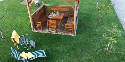 Pensionen - Umgebungsschwerpunkt: Fluss - Pöchlarn - Sitzplatz im Garten - Privatzimmer & Ferienwohnungen Leeb