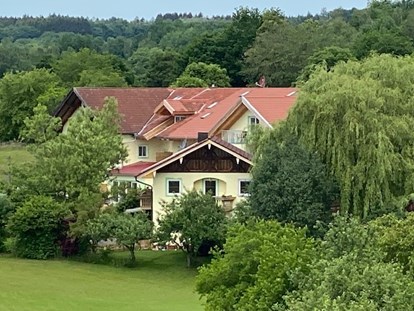 Pensionen - Terrasse - Bayern - eingebettet am Wald - Pension am Weberhof