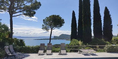 Pensionen - weitere Verpflegungsmöglichkeiten: Abendessen - Manerba del Garda - Der Blick auf die Rocca von Manerba aus dem Pool bereich - Villa Schindler