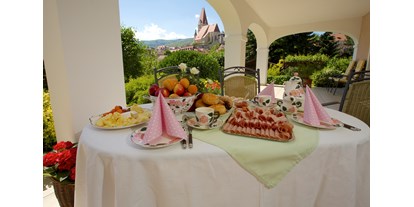 Pensionen - Frühstück: Frühstücksbuffet - Region Wachau - Frühstücksterrasse - Gästehaus Punz