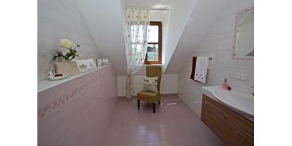 Pensionen - Umgebungsschwerpunkt: Fluss - Rohrendorf bei Krems - Bad Doppelzimmer "Rosenromantik" - Gästehaus Punz