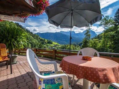 Pensionen - Art der Pension: Urlaubspension - Österreich - Große sonnige Terrasse für Frühstück im Freien oder zum gemütlichen Zusammensitzen - Haus Helga