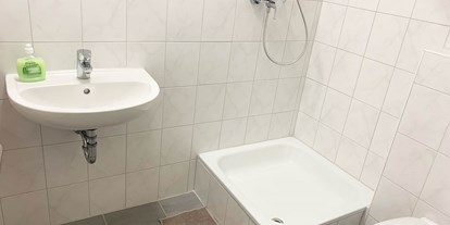 Pensionen - Parkplatz: kostenlos bei der Pension - Niedersachsen - Private Badezimmer mit Dusche und WC - Pension in Emden