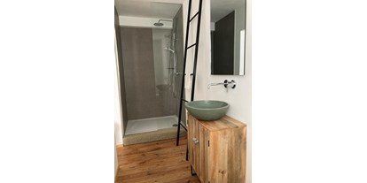 Pensionen - Uffenheim - gemütliches Bad mit Regendusche in den Doppelzimmern - B&B Main Altstadthof