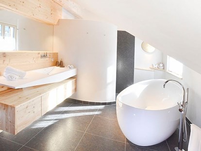 Pensionen - Umgebungsschwerpunkt: Berg - Traunkirchen - Bad mit freistehender Badewanne in der Wachtberg-Suite - Florineum