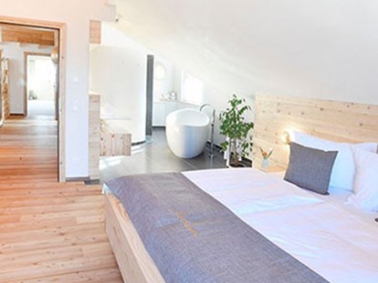 Pensionen - Balkon - Ottnang - Schlafzimmer mit Luxusbad - Florineum