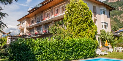 Pensionen - Umgebungsschwerpunkt: Berg - Italien - Außenansicht vom Haus mit Pool - Weingarten Terlan - Rooms & Breakfast