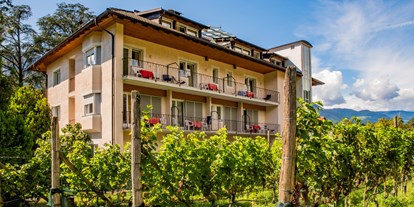 Pensionen - Restaurant - Dorf Tirol - Außenansicht - Weingarten Terlan - Rooms & Breakfast