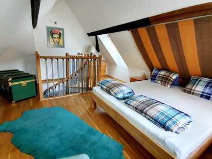 Pensionen - Kühlschrank - Weiden am See - Schlafzimmer 2
1,80 m großes Doppelbett  
und eine Schafsofa für eine Person - Casa Zara