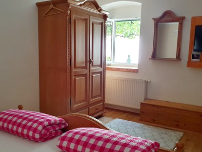 Pensionen - Radweg - Nordburgenland - Schlafzimmer 1
1,80 m großes Doppelbett - Casa Zara