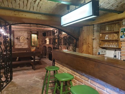 Pensionen - Umgebungsschwerpunkt: See - Tadten - In Keller befindet sich ein historisches Gewölbekeller mit einer Bar und einem Badezimmer (Toilette/ Dusche). - Casa Zara