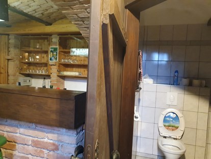 Pensionen - Umgebungsschwerpunkt: Stadt - Nordburgenland - In Keller befindet sich ein historisches Gewölbekeller mit einer Bar und einem Badezimmer (Toilette/ Dusche). - Casa Zara