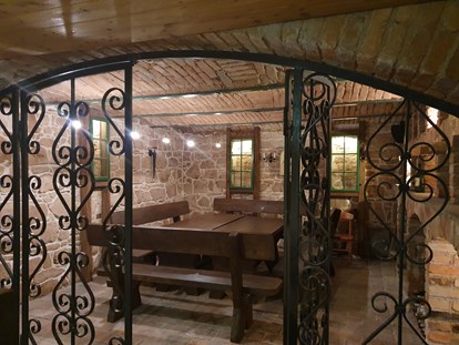 Pensionen - Umgebungsschwerpunkt: Therme - Burgenland - In Keller befindet sich ein historisches Gewölbekeller mit einer Bar und einem Badezimmer (Toilette/ Dusche). - Casa Zara
