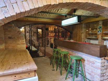 Pensionen - Umgebungsschwerpunkt: Therme - Burgenland - In Keller befindet sich ein historisches Gewölbekeller mit einer Bar und einem Badezimmer (Toilette/ Dusche). - Casa Zara