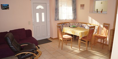 Pensionen - WLAN - Maiersdorf - Aufenthaltraum mit Küche und Sitzgruppe - Appartment Robert