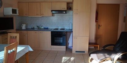Pensionen - Kirchberg am Wechsel - die eingerichtete Küche mit Kühlschrank, Herd, Mikrowelle, Wasserkocher - Appartment Robert
