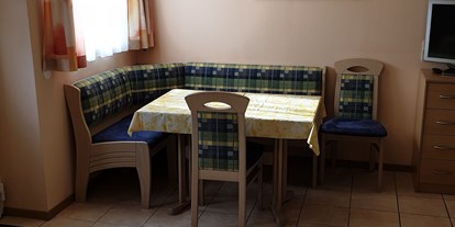 Pensionen - WLAN - Trumau - Sitzgruppe in der Wohnküche - Appartment Robert