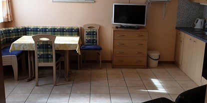 Pensionen - WLAN - Pitten - Sitzgruppe in der Wohnküche - Appartment Robert