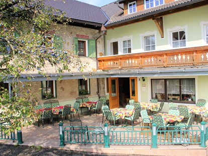 Pensionen - Umgebungsschwerpunkt: See - Hof bei Salzburg - Unsere Sonnenterrasse läd zum gemütlichen Frühstück ein - Pension Fischerhof