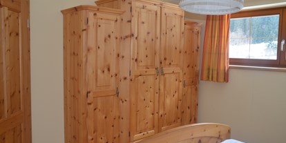 Pensionen - Kühlschrank - Hüttschlag - Doppelzimmer aus Zirbenholz - Ferienwohnung Auenschuster