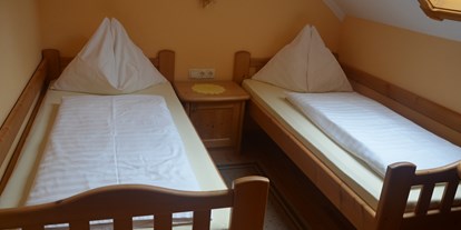Pensionen - Wanderweg - Mariapfarr - Doppelzimmer mit getrennten Betten - Ferienwohnung Auenschuster