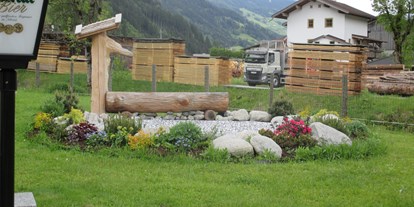 Pensionen - Umgebungsschwerpunkt: Berg - Mayrhofen (Mayrhofen) - für gemütliche Sonnenbäder lädt auch unser Garten ein, für Sonnenliegen und Sitzmöglichkeiten ist natürlich gesorgt - Ferienhaus Zillertal