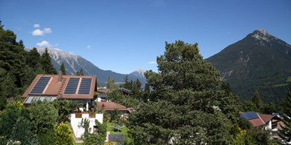 Pensionen - Garten - Obsteig - Haus Florian mit Hausberg Tschirgant - Apart Haus Florian Imst Tirol