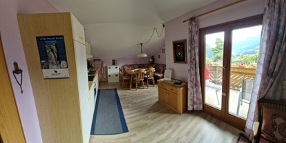 Pensionen - Umgebungsschwerpunkt: Therme - Oetz - Essecke mit Küche und Balkon - Apart Haus Florian Imst Tirol