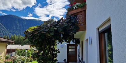Pensionen - Art der Pension: Urlaubspension - Tirol - Terrasse mit Weinlaube - Apart Haus Florian Imst Tirol