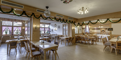 Pensionen - weitere Verpflegungsmöglichkeiten: Abendessen - Bayern - Saal mit Wintergarten - Land-gut-Hotel Gasthof Waldschänke