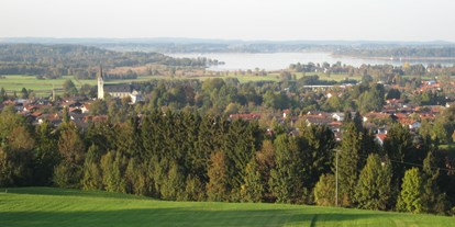 Pensionen - Spielplatz - Grassau (Landkreis Traunstein) - Ausblick von Bergham auf Bernau und den Chiemsee - Demelhof