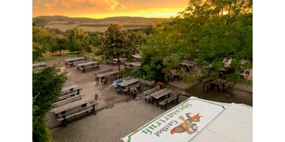 Pensionen - Parkplatz: kostenlos bei der Pension - Bessenbach - Großer Biergarten mit schattigen Walnussbäumen und Kinderspielplatz - Landgasthof Spessartruh