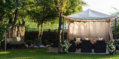 Pensionen - Garten - Seeham - Unser Pavillon im august 2019 in der Abendsonne - Gästehaus Heidi - Ihr Gästehaus mit Herz und Flair